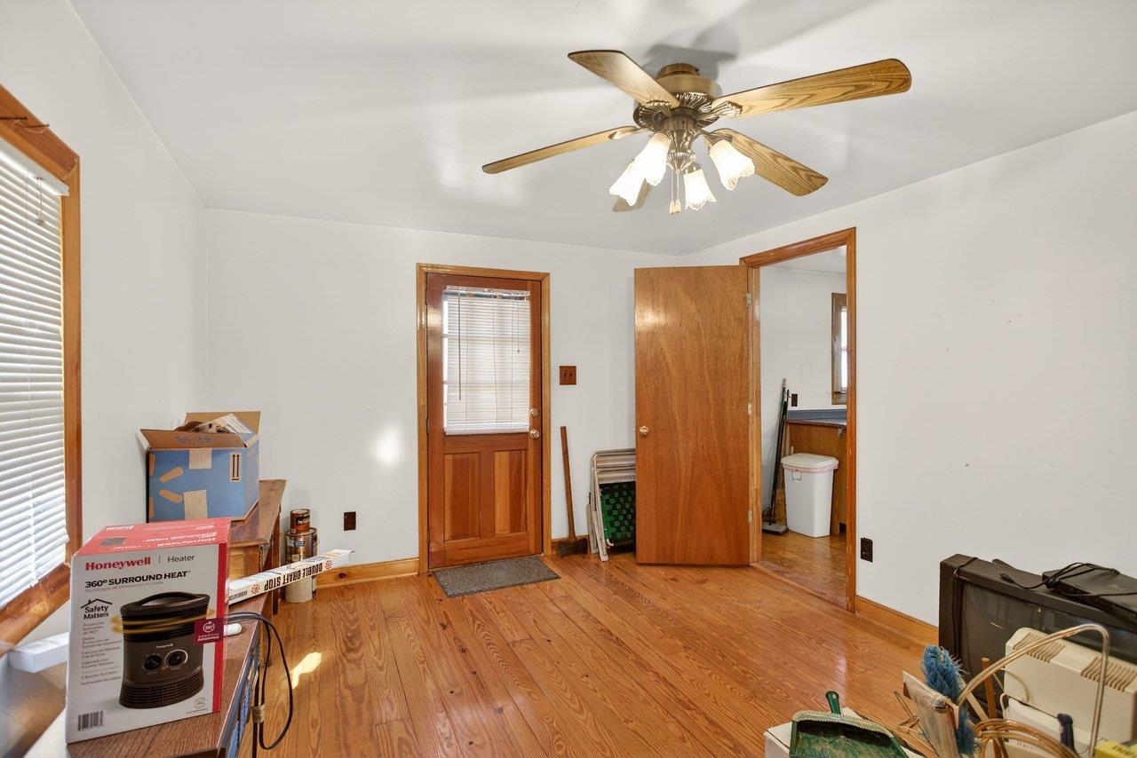 10677 Allman Road Dayton, VA 22821 - Photo 11 of 57 a view of a livingroom with a workspace