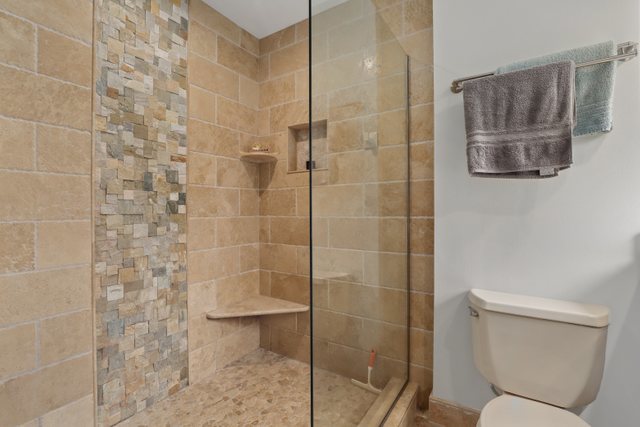 982 Plum Tree Road Fox River Grove, IL 60021 - Photo 25 of 48 a bathroom with a toilet and shower