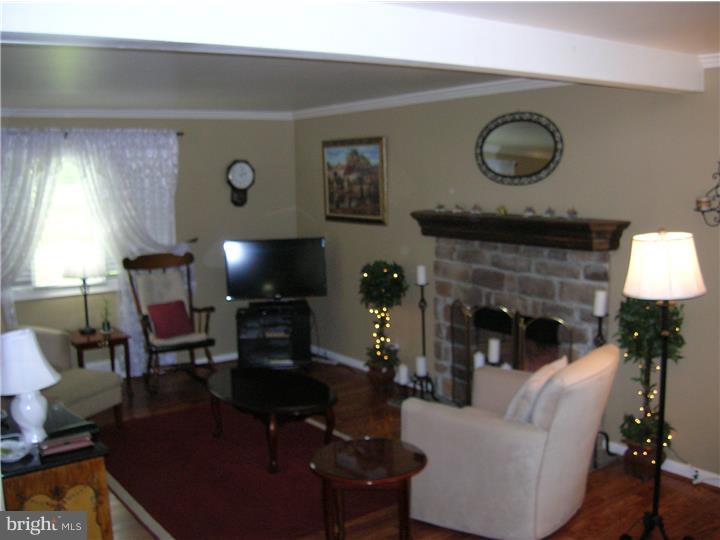 332 Upper Valley Road North Wales, PA 19454 - Photo 3 of 23 Living Room