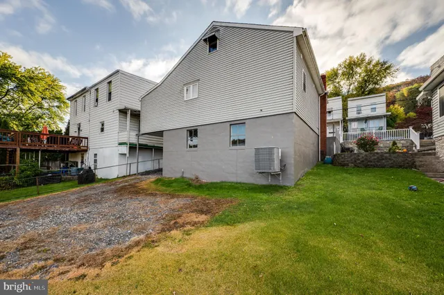 a view of a back yard of the house
