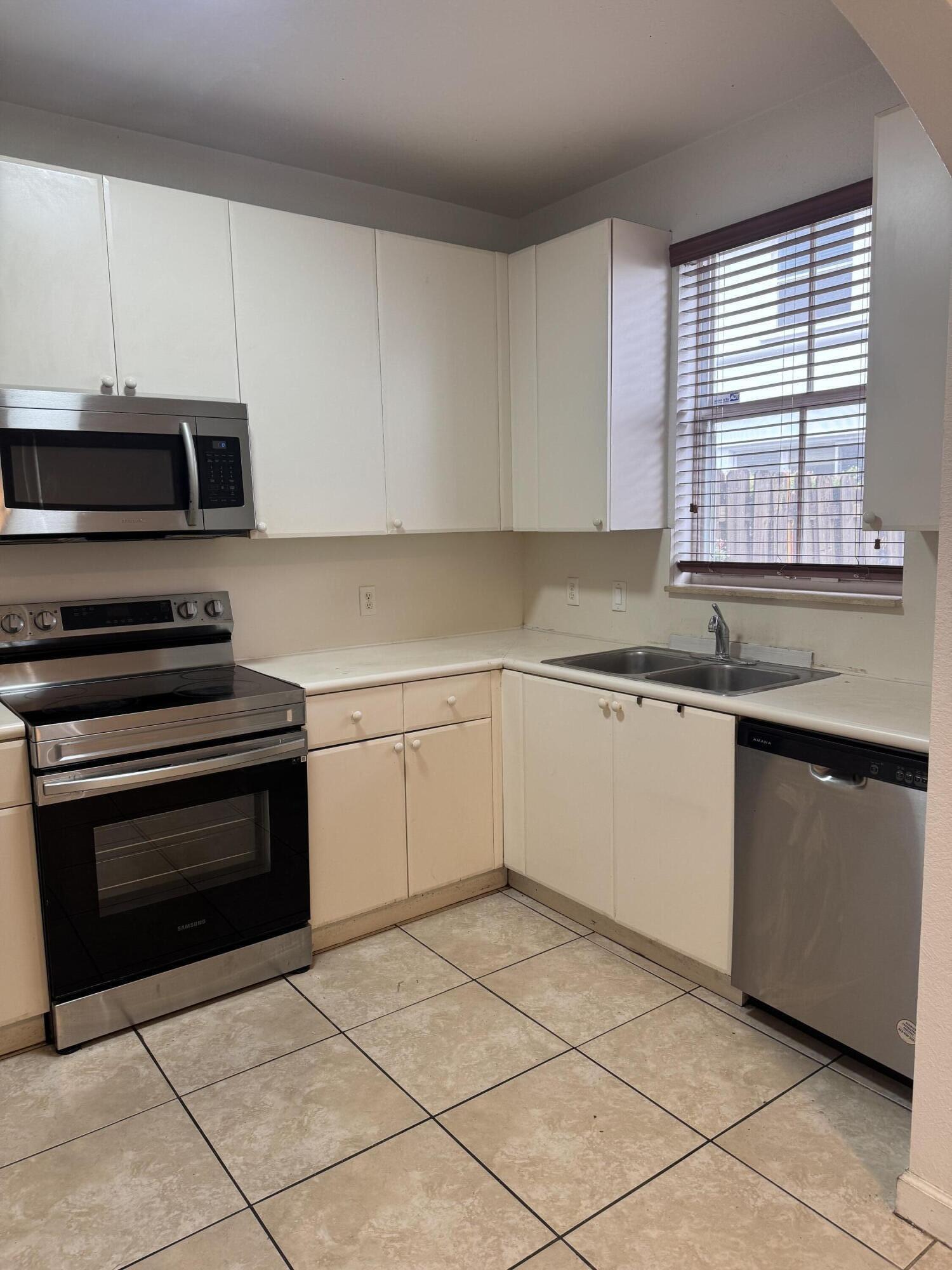 15746 Southwest 41st Street Miramar, FL 33027 - Photo 13 of 16 IMG_9506