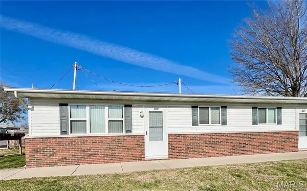 $775 | 117 North 14th Street, Wood River, IL 62095