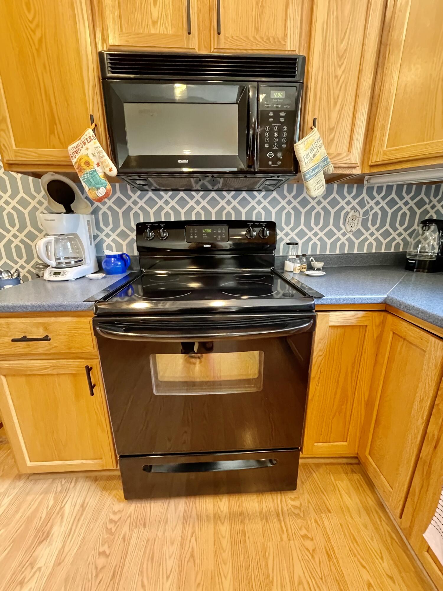 87 New Boston Road Hermon, ME 04401 - Photo 25 of 74 Stove & Microwave Stay!