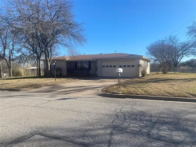 $1,950 | 1445 West Ball Street, Weatherford, TX 76086