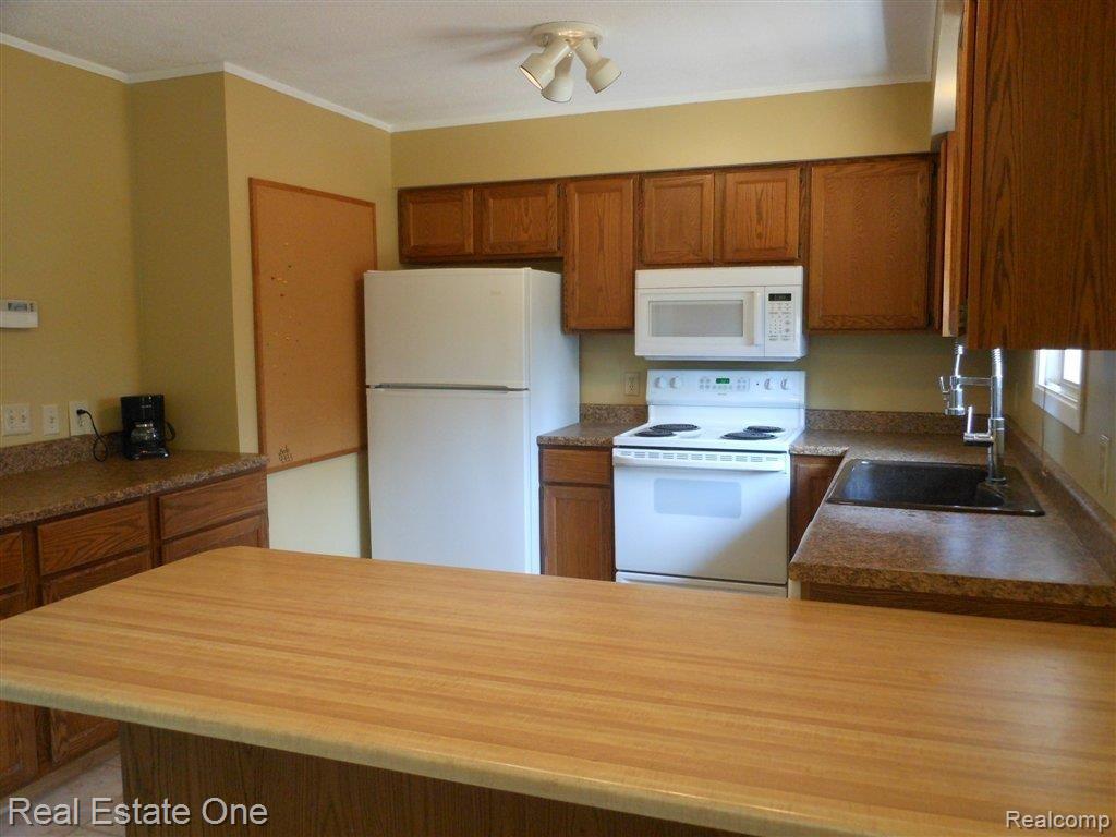 13822 Lone Tree Road Milford, MI 48380 - Photo 7 of 24 Snack Bar