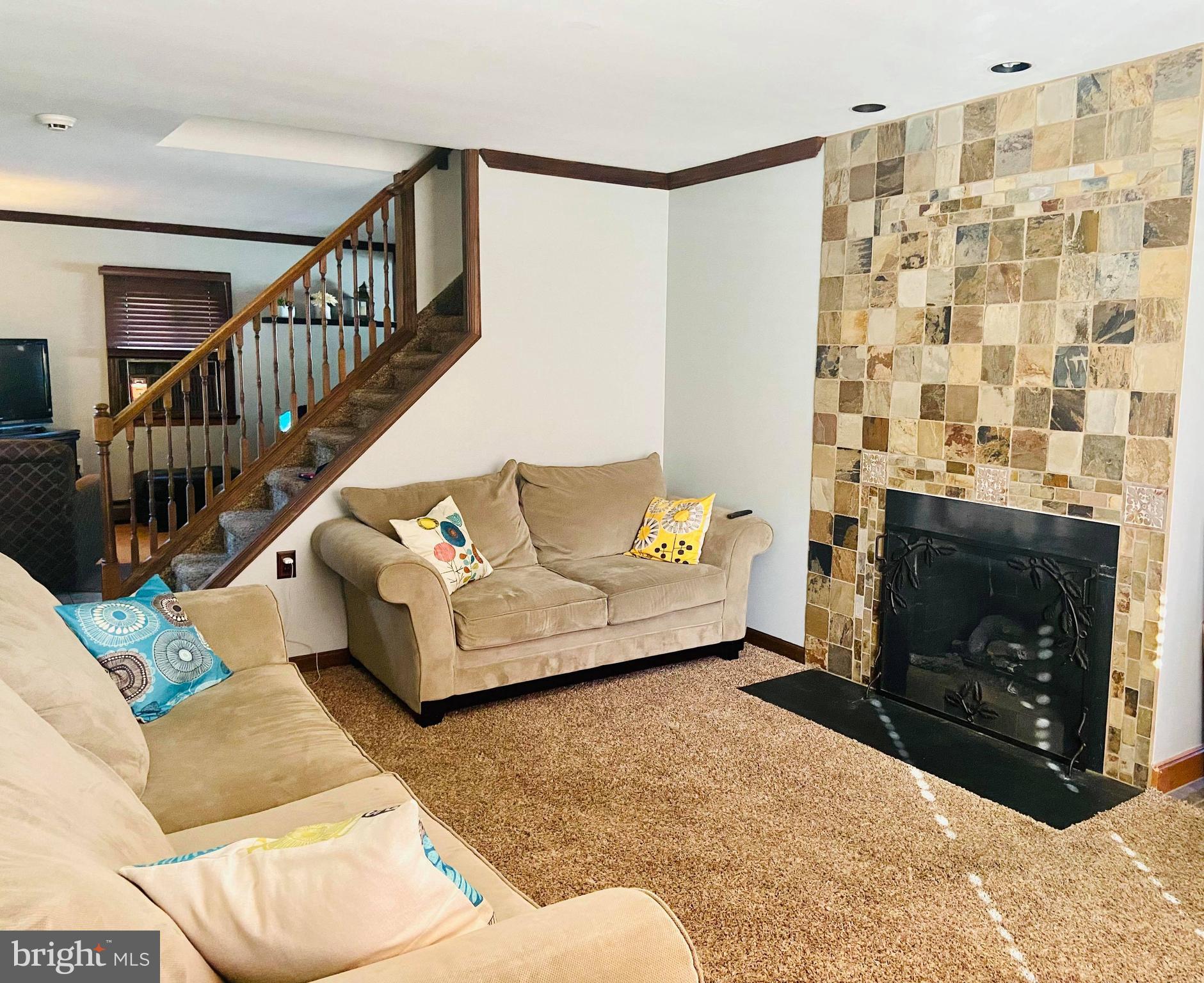 9207 Woodenbridge Road Philadelphia, PA 19114 - Photo 15 of 27 living room