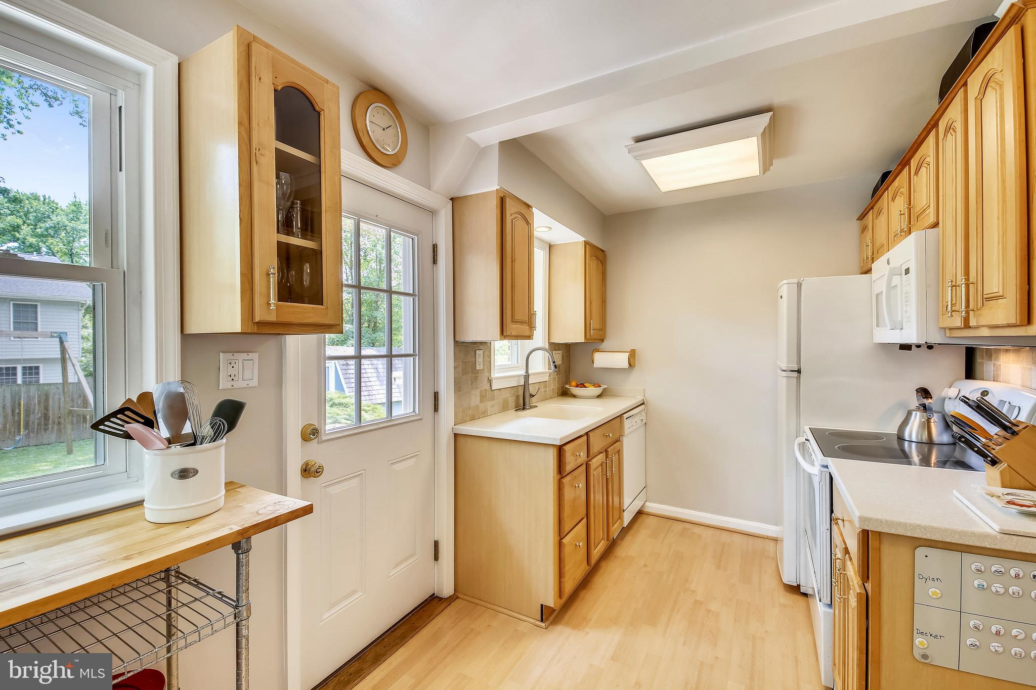 3210 Fayette Road Kensington, MD 20895 - Photo 11 of 39 Maple Cabinetry with Silestone Counters