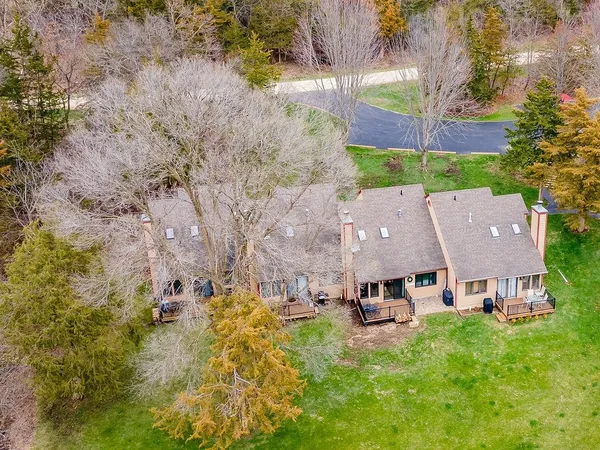 a view of house with a yard