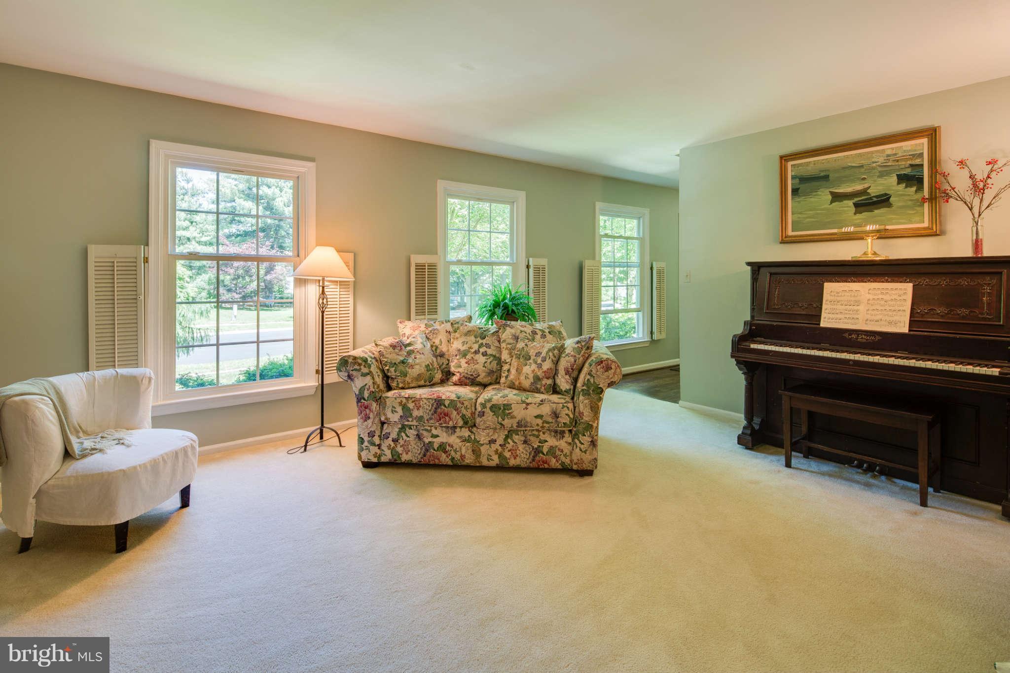 6900 Rawhide Ridge Columbia, MD 21046 - Photo 3 of 30 Living Room
