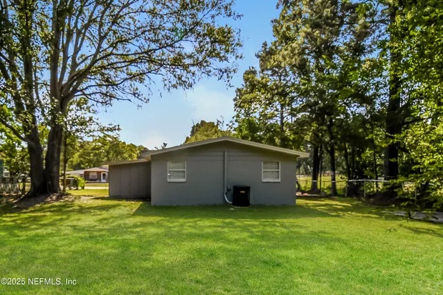 a view of a house with backyard and garden