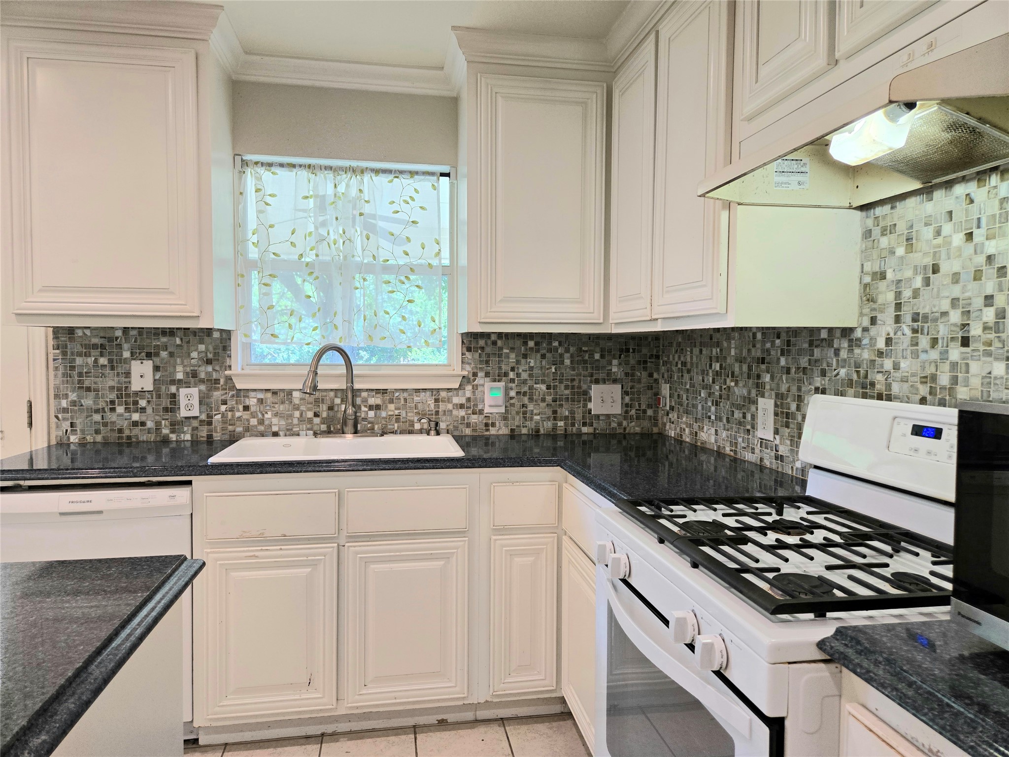 809 Sheraton Avenue Austin, TX 78745 - Photo 10 of 27