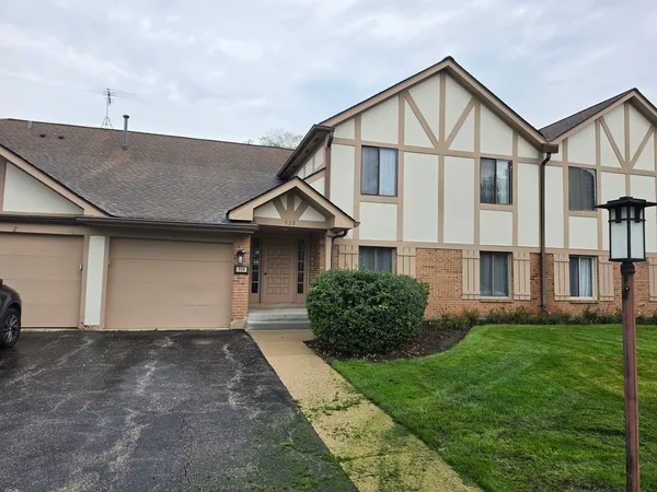 $2,200 | 928 Surrey Drive, Unit 2B, Schaumburg, IL 60193