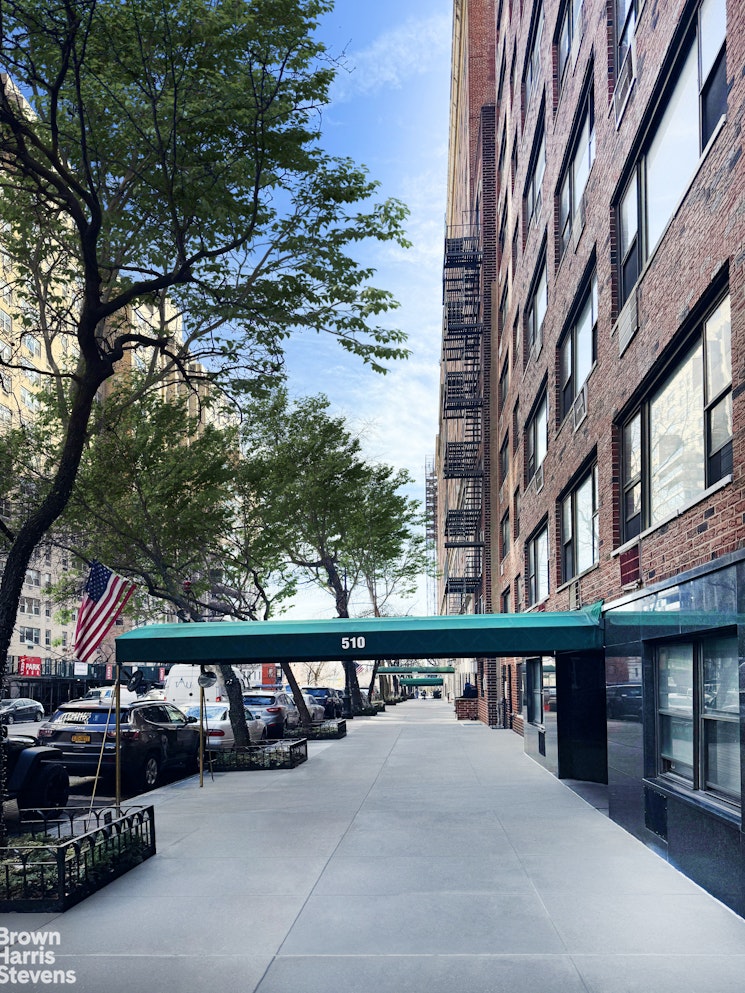 510 East 86th Street, Unit 17C Manhattan, NY 10028 - Photo 15 of 17 a view of city from balcony