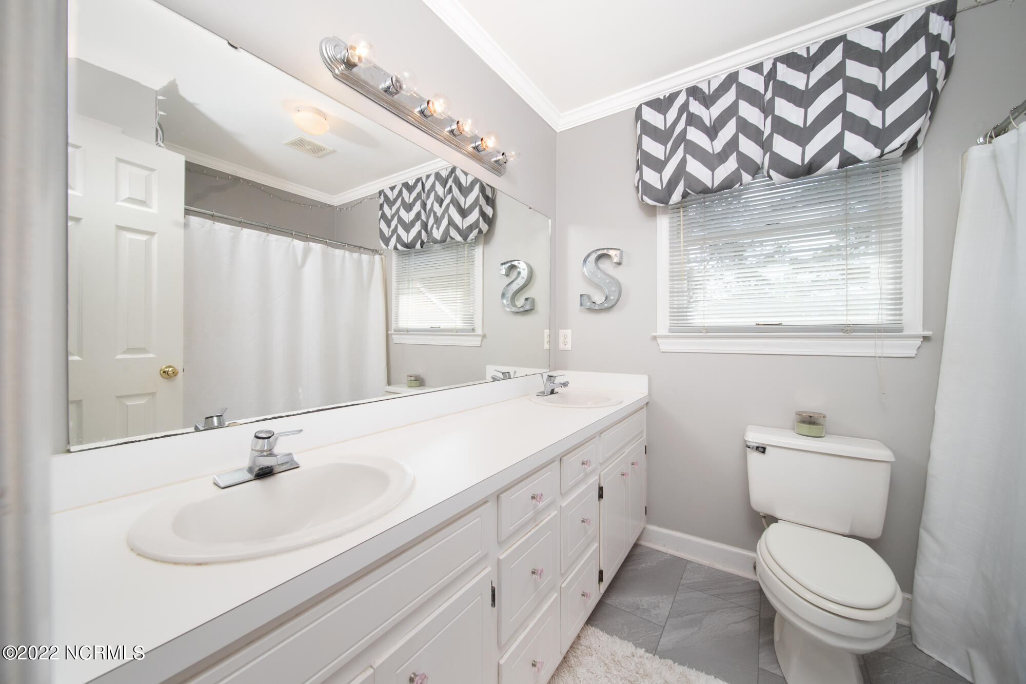 801 Lake Pointe Road New Bern, NC 28562 - Photo 20 of 40 Second Bathroom