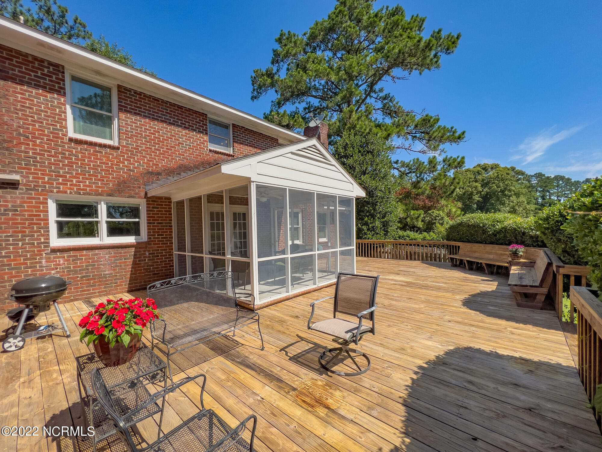 801 Lake Pointe Road New Bern, NC 28562 - Photo 25 of 40 Rear - Screened Porch / Deck