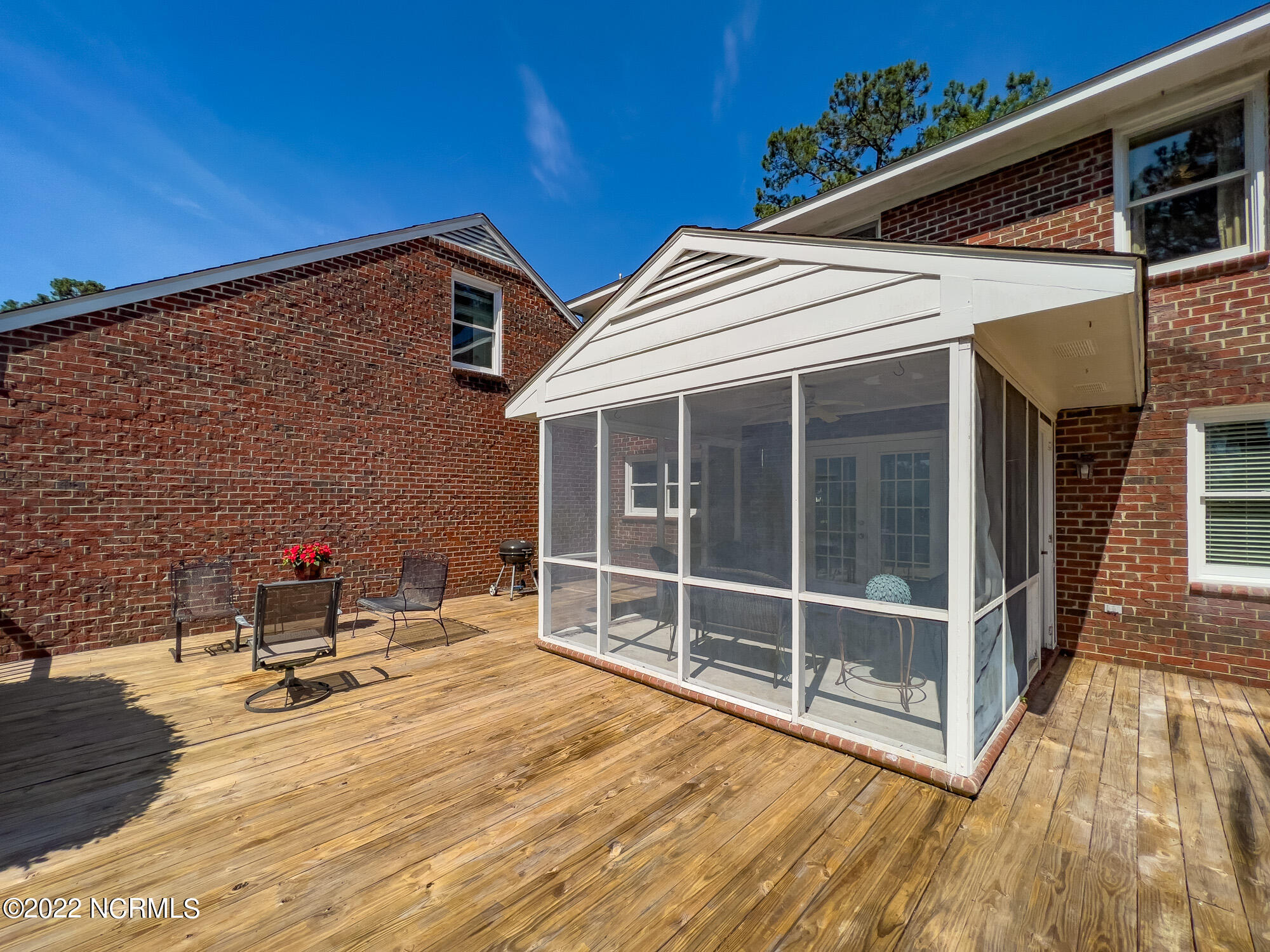 801 Lake Pointe Road New Bern, NC 28562 - Photo 26 of 40 Rear - Screened Porch / Deck