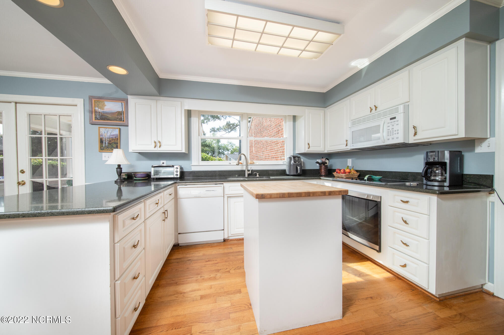 801 Lake Pointe Road New Bern, NC 28562 - Photo 3 of 40 Kitchen