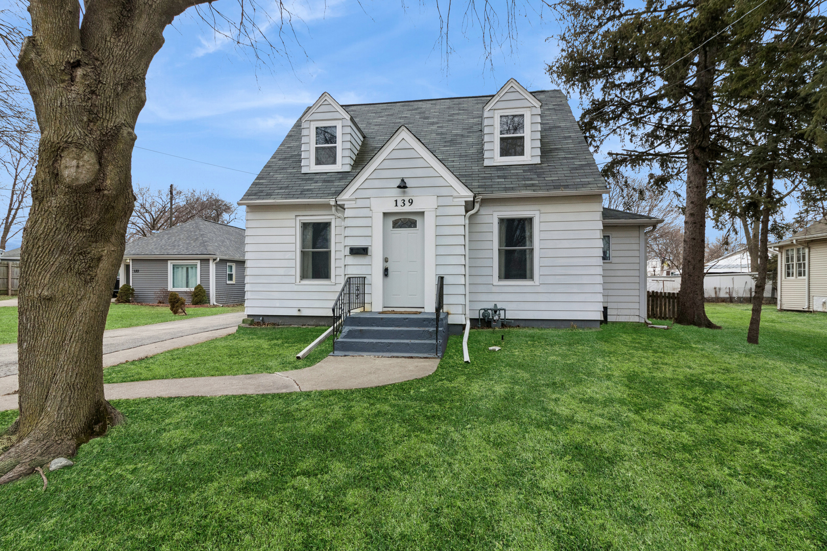 a view of a house with a yard