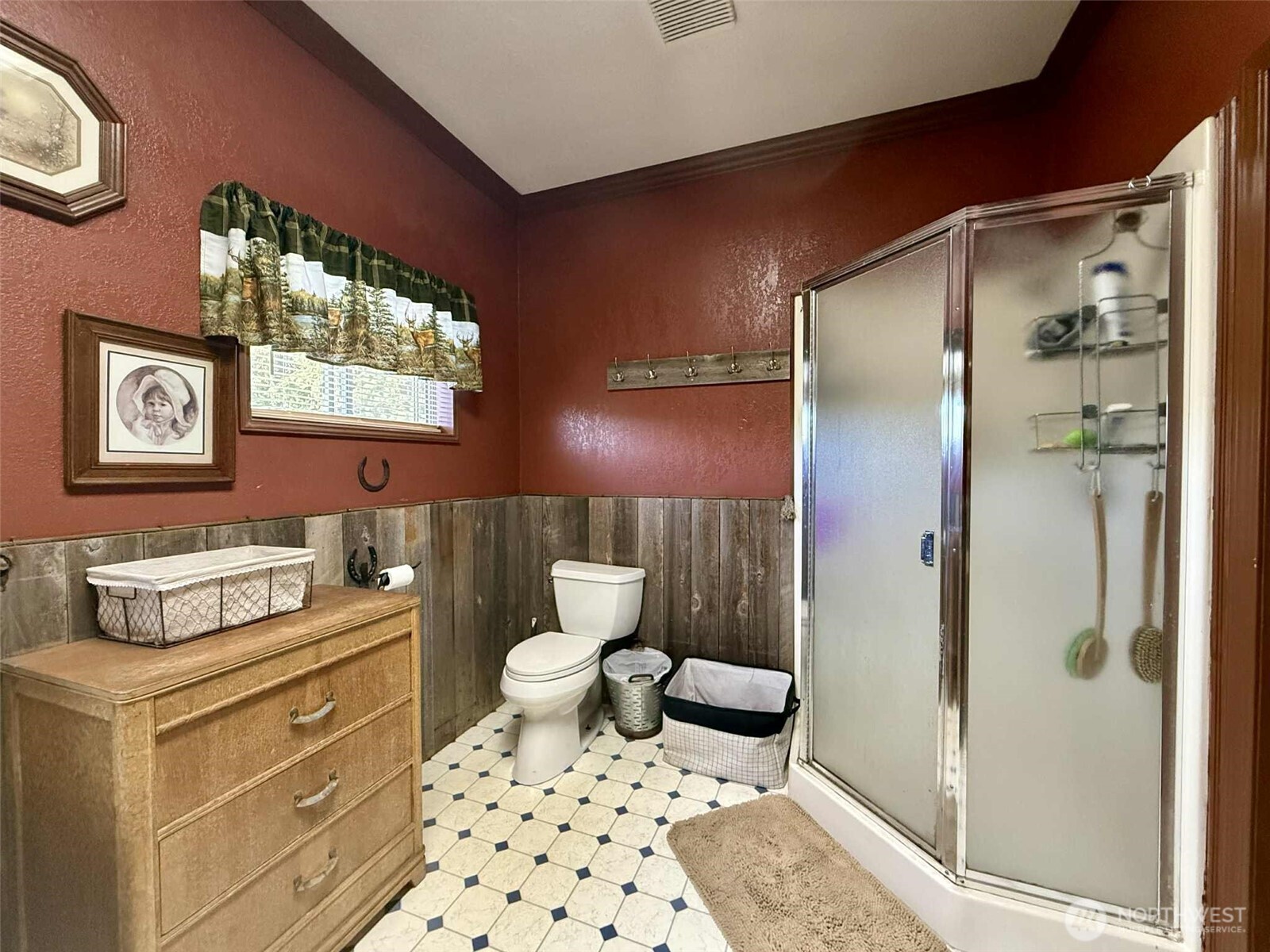 15 Heise Road South Elma, WA 98541 - Photo 13 of 40 a bathroom with a toilet a sink and a mirror