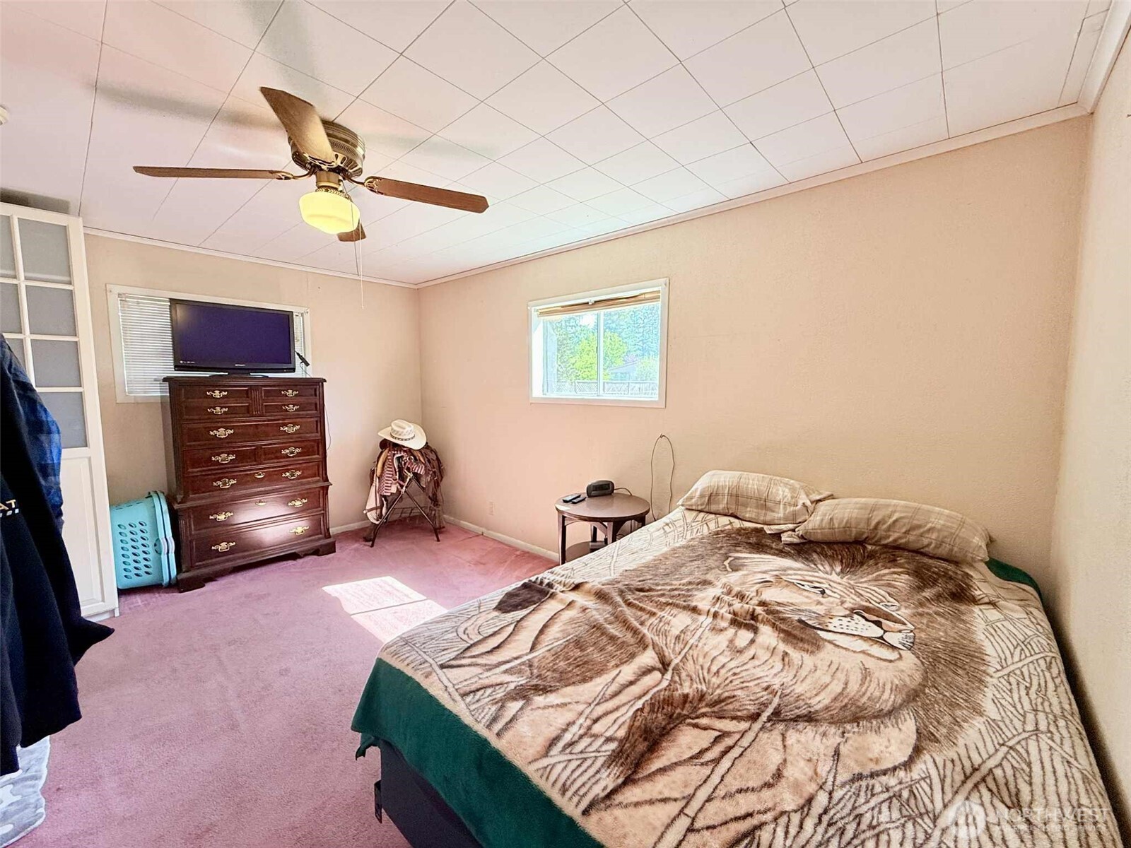 15 Heise Road South Elma, WA 98541 - Photo 18 of 40 a bedroom with a bed and a ceiling fan