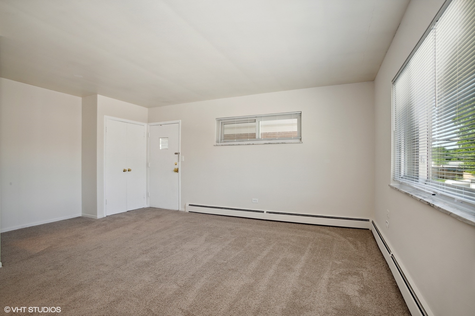 724 North Western Avenue, Unit L Park Ridge, IL 60068 - Photo 2 of 11 an empty room with windows
