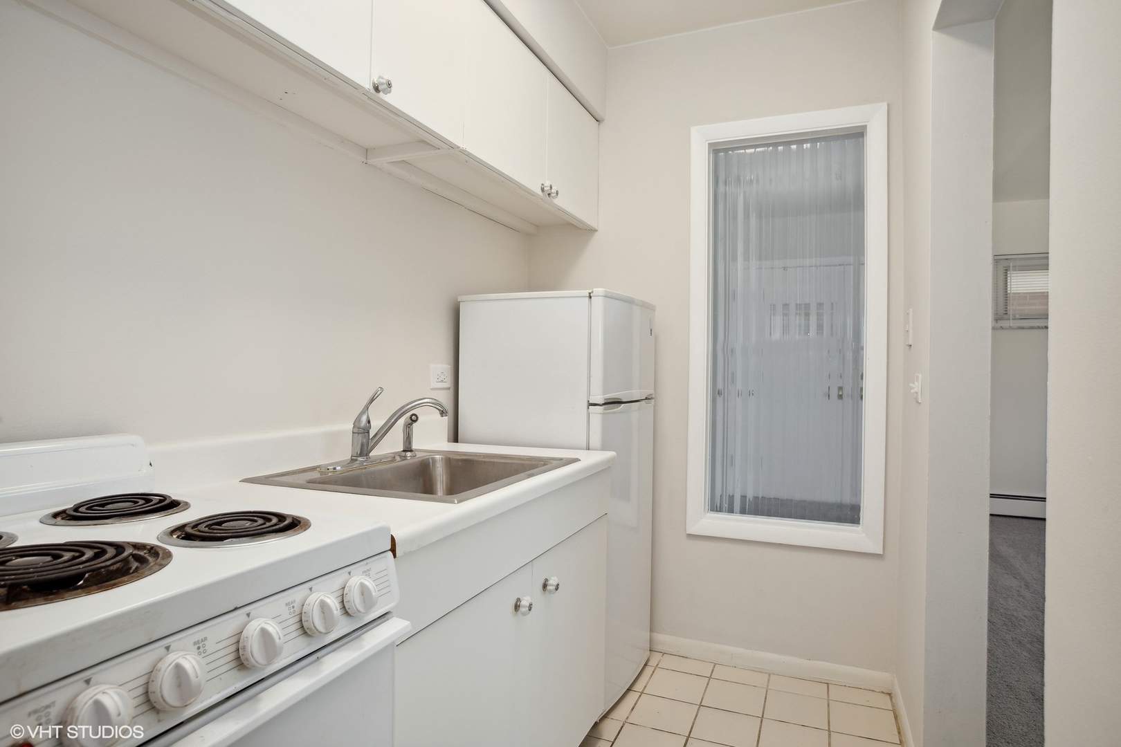 724 North Western Avenue, Unit L Park Ridge, IL 60068 - Photo 4 of 11 a kitchen with a stove and a sink