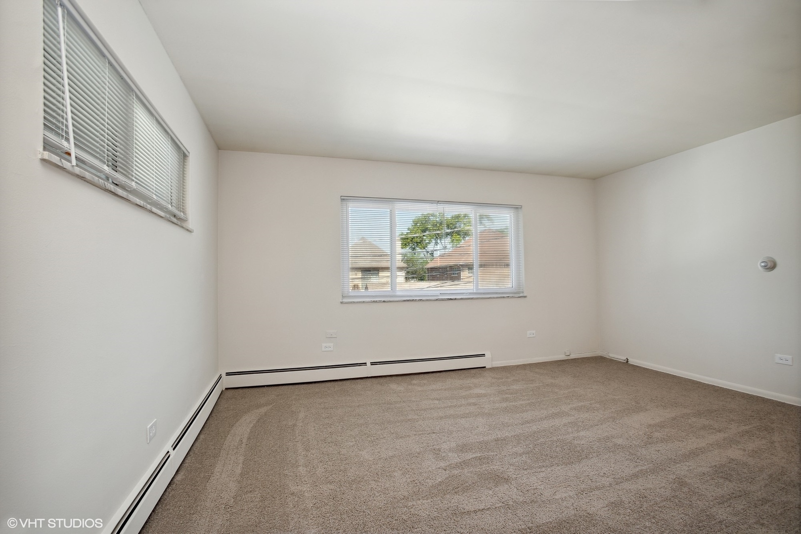 724 North Western Avenue, Unit L Park Ridge, IL 60068 - Photo 5 of 11 an empty room with windows