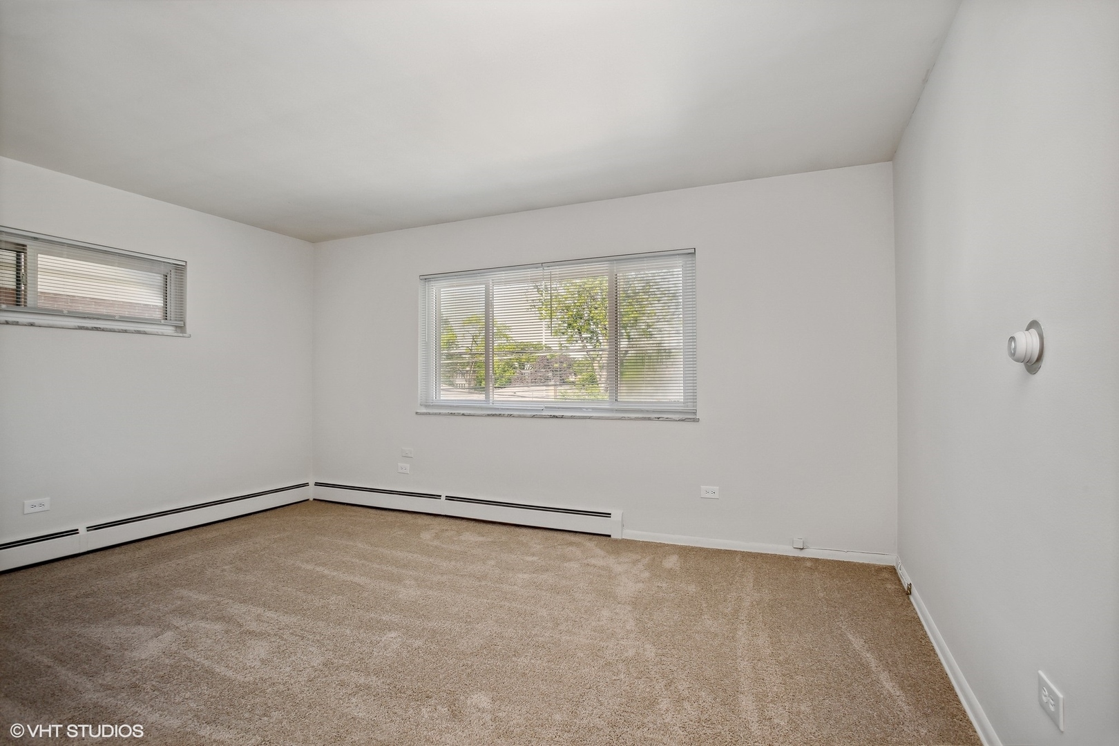724 North Western Avenue, Unit L Park Ridge, IL 60068 - Photo 6 of 11 an empty room with windows