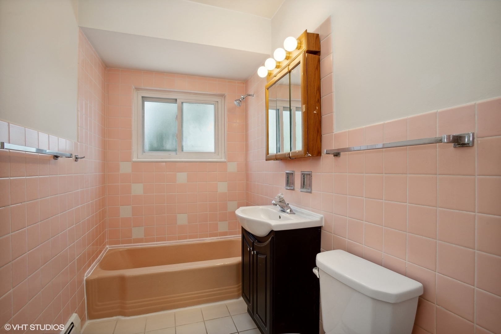 724 North Western Avenue, Unit L Park Ridge, IL 60068 - Photo 9 of 11 a bathroom with a sink a toilet and bathtub