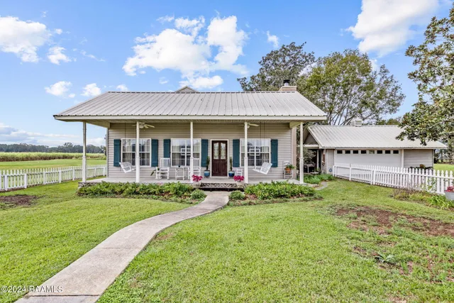 $350,000 | 8438 Dudley Road, Abbeville, LA 70510