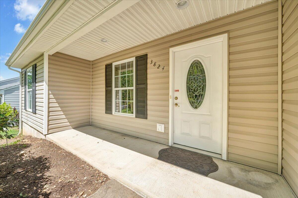 3824 Yellow Mountain Road Southeast Roanoke, VA 24014 - Photo 2 of 50 a front view of a house with a garden