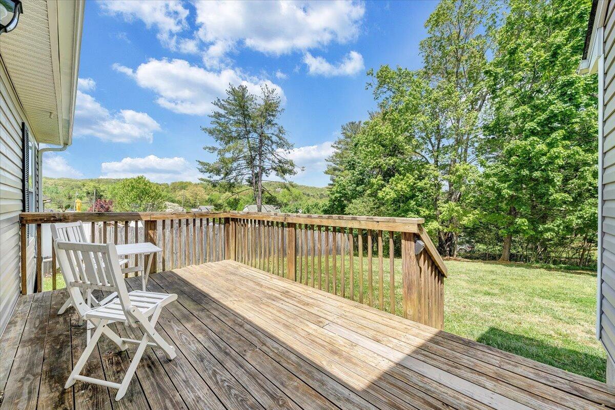 3824 Yellow Mountain Road Southeast Roanoke, VA 24014 - Photo 32 of 50 a balcony with wooden floor and fence