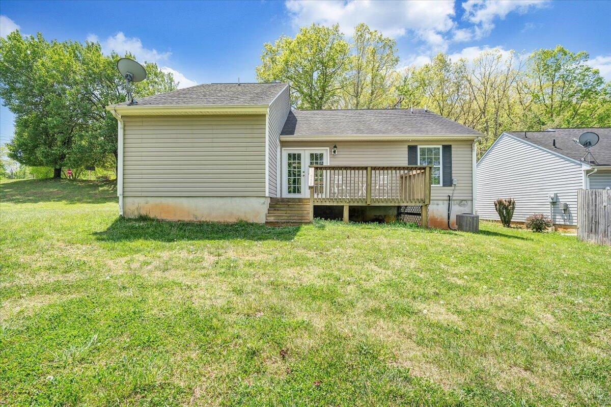 3824 Yellow Mountain Road Southeast Roanoke, VA 24014 - Photo 37 of 50 a view of a house with a yard and large tree