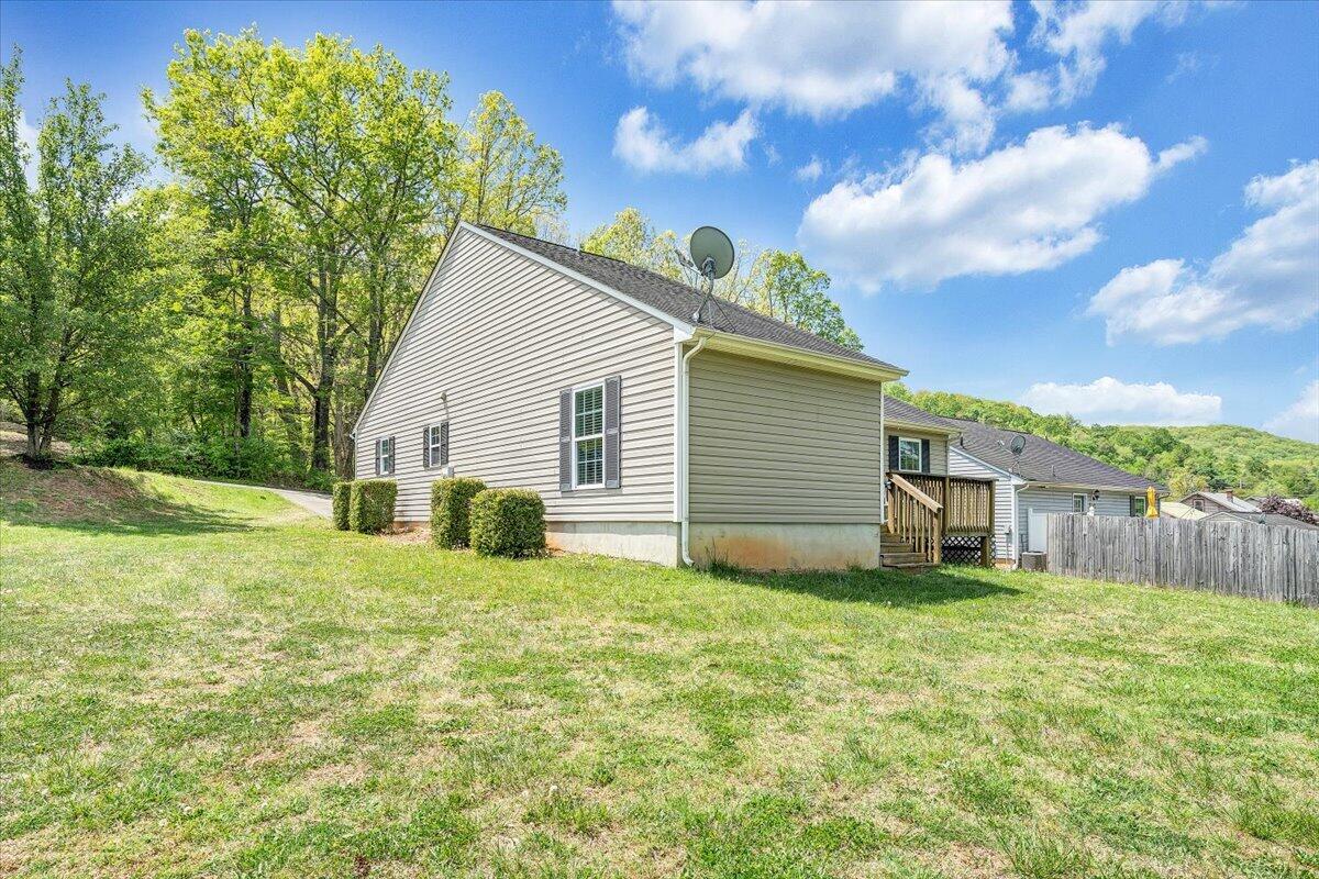 3824 Yellow Mountain Road Southeast Roanoke, VA 24014 - Photo 40 of 50 a backyard of a house with table and chairs