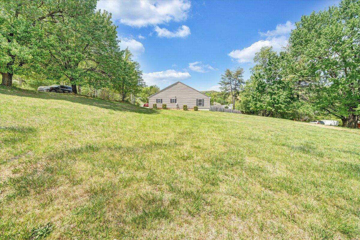 3824 Yellow Mountain Road Southeast Roanoke, VA 24014 - Photo 42 of 50 a big room with green field