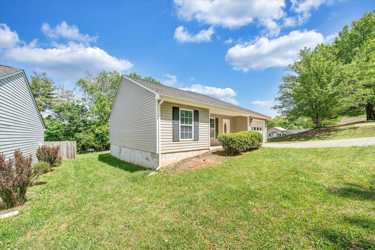 3824 Yellow Mountain Road Southeast Roanoke, VA 24014 - Photo 47 of 50 a view of backyard of house with green space