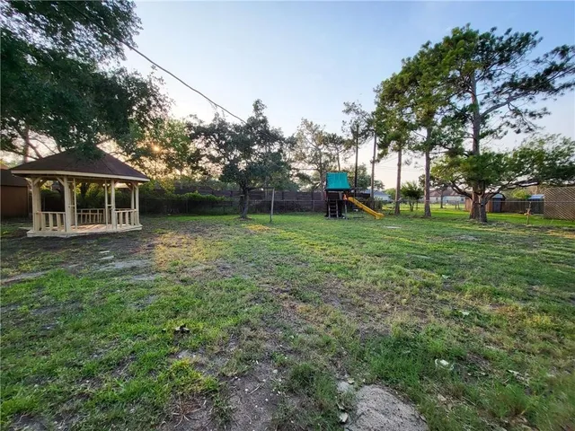 a view of a house with backyard