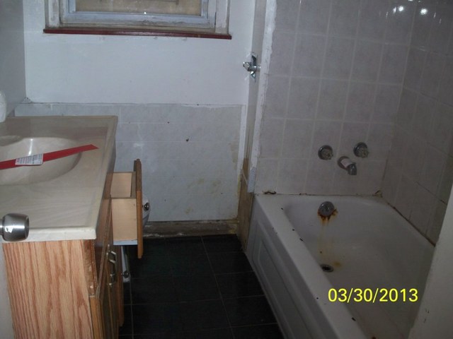 5010 North Troy Street Chicago, IL 60625 - Photo 8 of 19 a bathroom with a bathtub