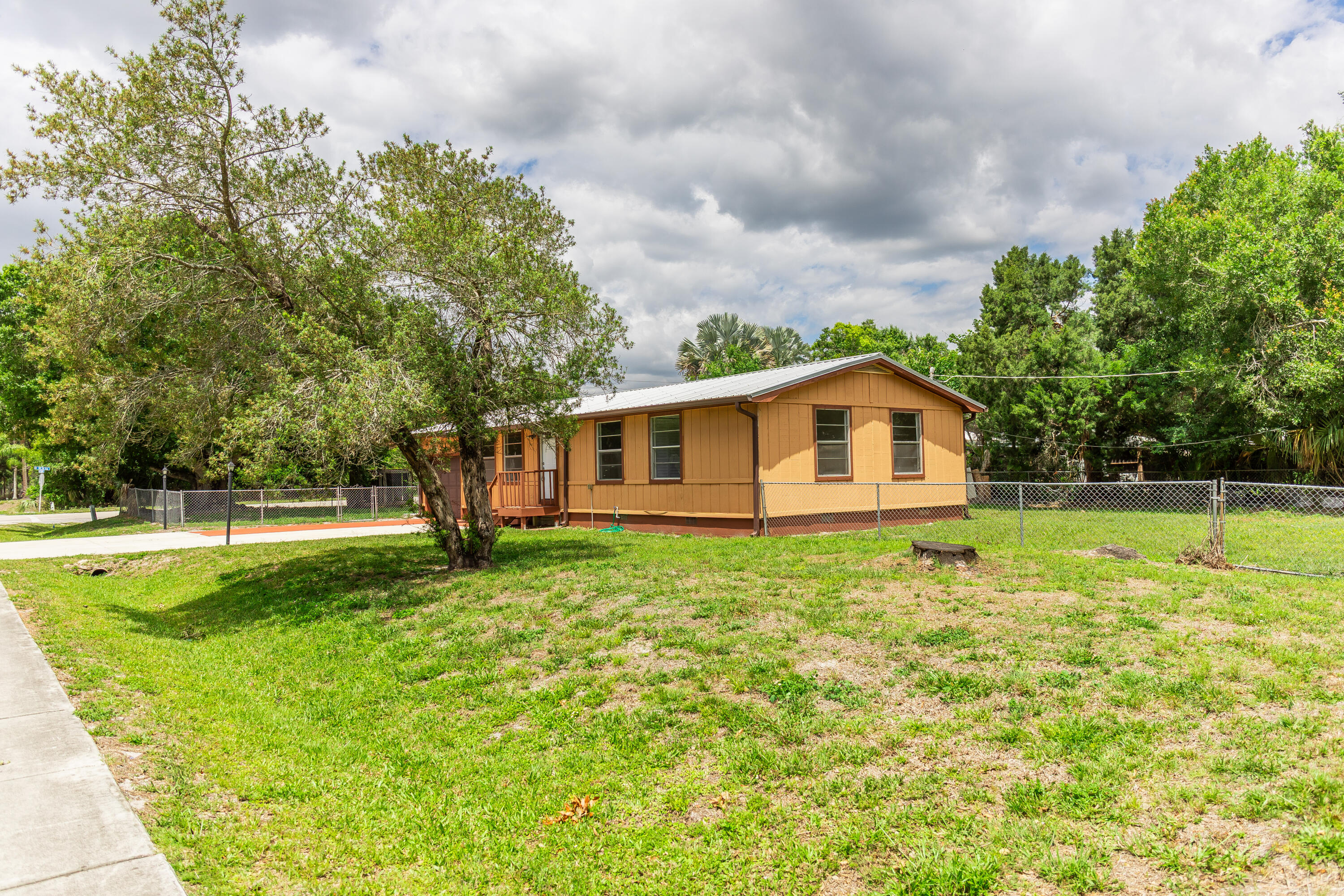 612 Southwest 9th Street Okeechobee, FL 34974 - Photo 9 of 52 612 Property-19