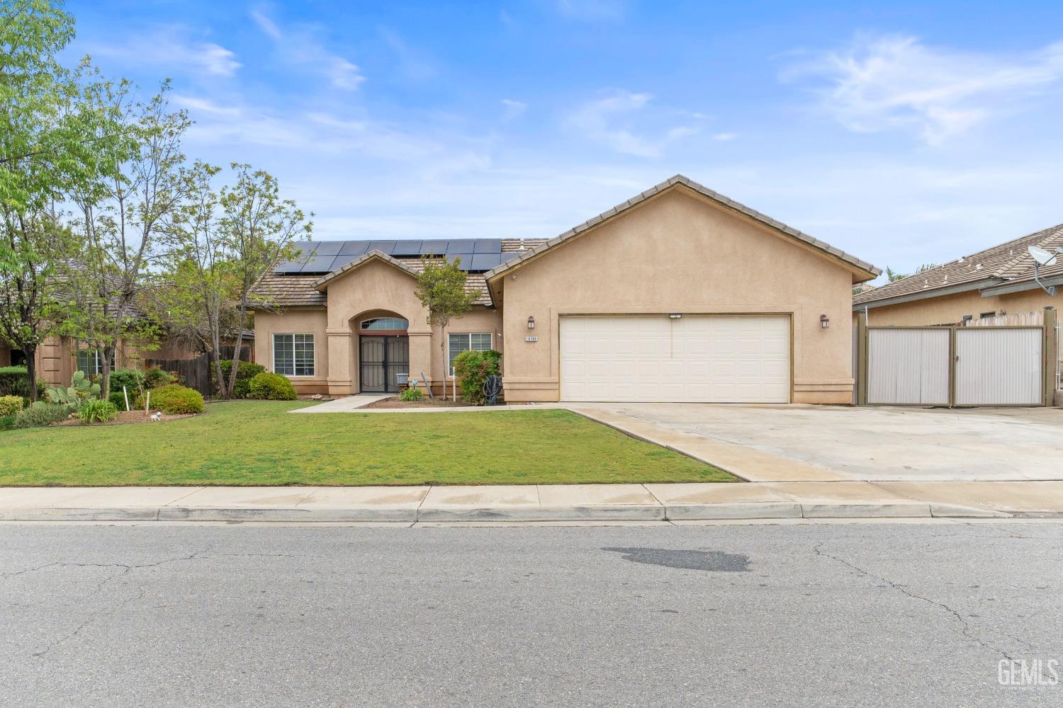 a view of backyard of garage and yard