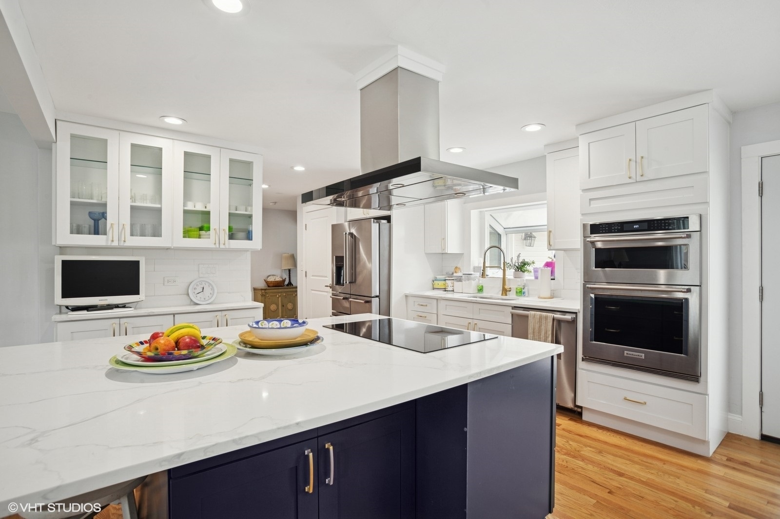 2050 Beechnut Road Northbrook, IL 60062 - Photo 7 of 18 a kitchen with white cabinets and appliances