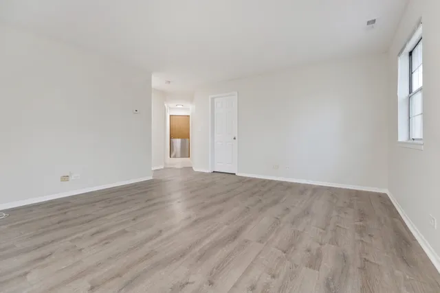 $2,030 | 27 North Victoria Lane, Unit H, Streamwood, IL 60107