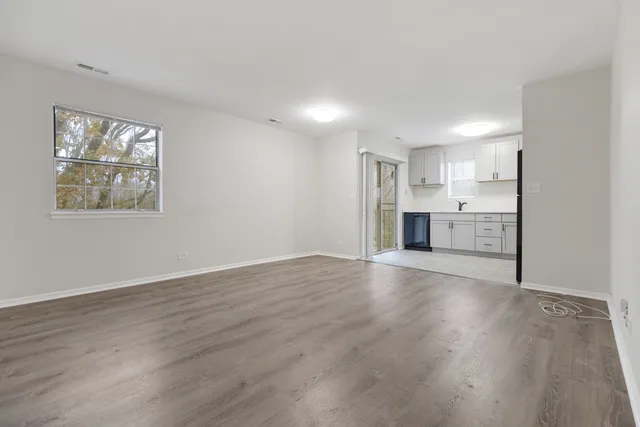 $2,030 | 27 North Victoria Lane, Unit H, Streamwood, IL 60107