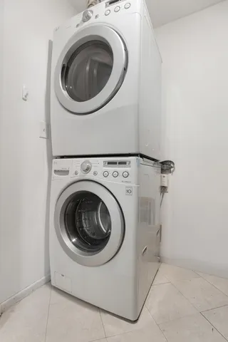 $2,030 | 27 North Victoria Lane, Unit H, Streamwood, IL 60107