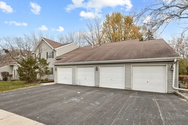 $2,030 | 27 North Victoria Lane, Unit H, Streamwood, IL 60107