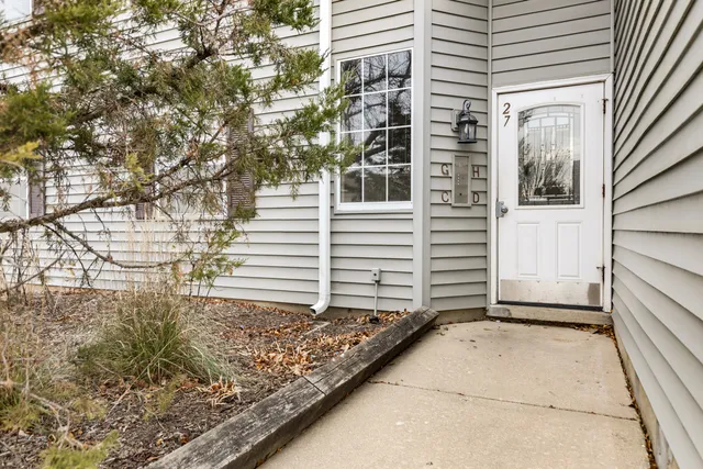 $2,030 | 27 North Victoria Lane, Unit H, Streamwood, IL 60107