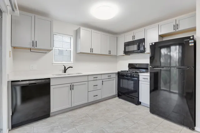 $2,030 | 27 North Victoria Lane, Unit H, Streamwood, IL 60107