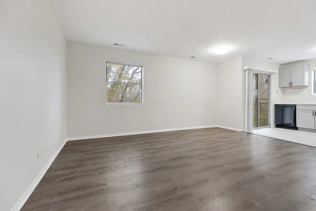 $2,030 | 27 North Victoria Lane, Unit H, Streamwood, IL 60107