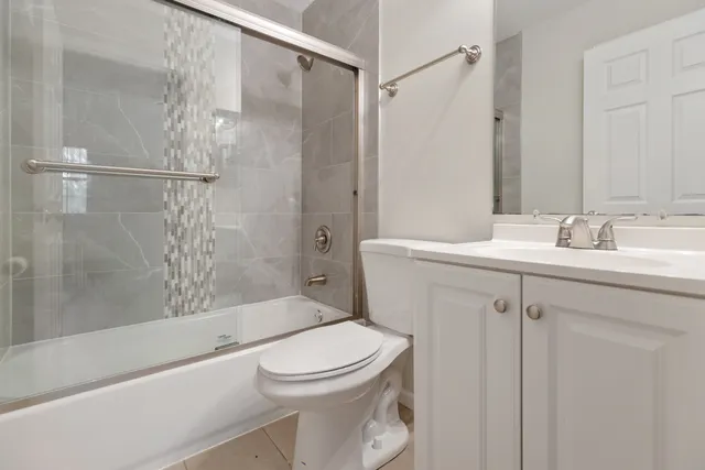 $2,030 | 27 North Victoria Lane, Unit H, Streamwood, IL 60107