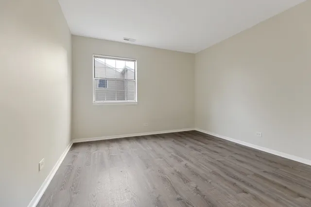 $2,030 | 27 North Victoria Lane, Unit H, Streamwood, IL 60107